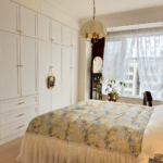 I love the material of this duvet cover! Its soft and breathable, making it perfect for a good night's sleep.