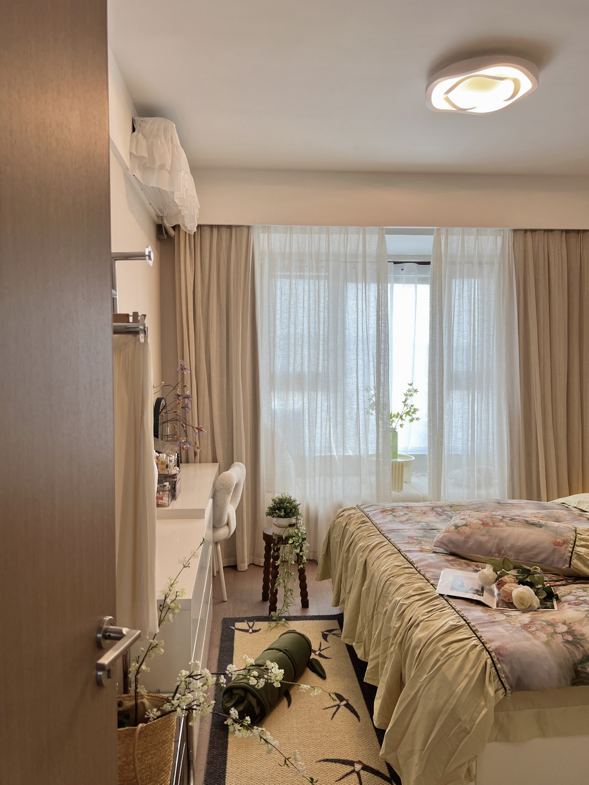 The quality of these bed linens is fantastic! The duvet covers are warm and the pillowcases are incredibly soft. I am extremely satisfied with my purchase and will buy more in the future!