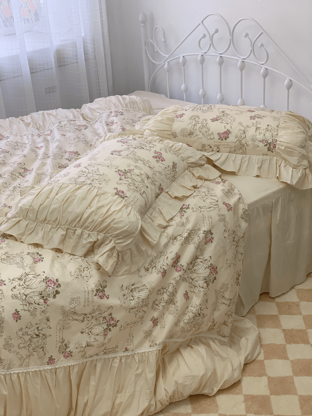 Click to view full screen This bedding set is perfect for any bedroom! The bed sheets are soft and breathable, and the duvet cover is stylish. I love how it looks on my bed!