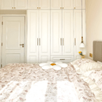 This bedding set is cozy and elegant! The bed linens are soft, and the duvet cover looks fantastic. Im so happy with this purchase!