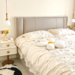This bedding set is cozy and elegant! The bed linens are soft, and the duvet cover looks fantastic. Im so happy with this purchase!