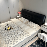 This bedding set is of good quality! The bed linens feel nice, and the duvet covers are easy to clean. I appreciate the attention to detail in the design.