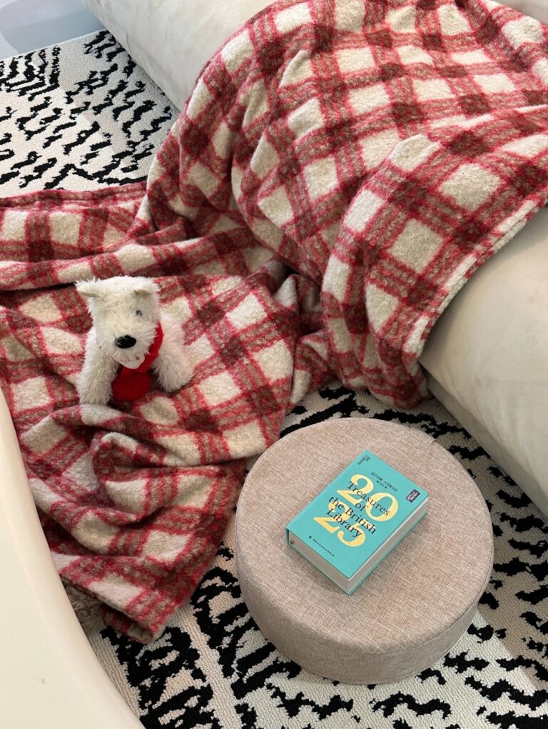 This blanket is perfect for cold nights! Its thick and warm, making it my go-to for winter. I highly recommend it to anyone who gets cold easily.