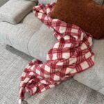 This blanket is versatile and can be used in any season. Its lightweight yet warm, making it perfect for both summer and winter nights.