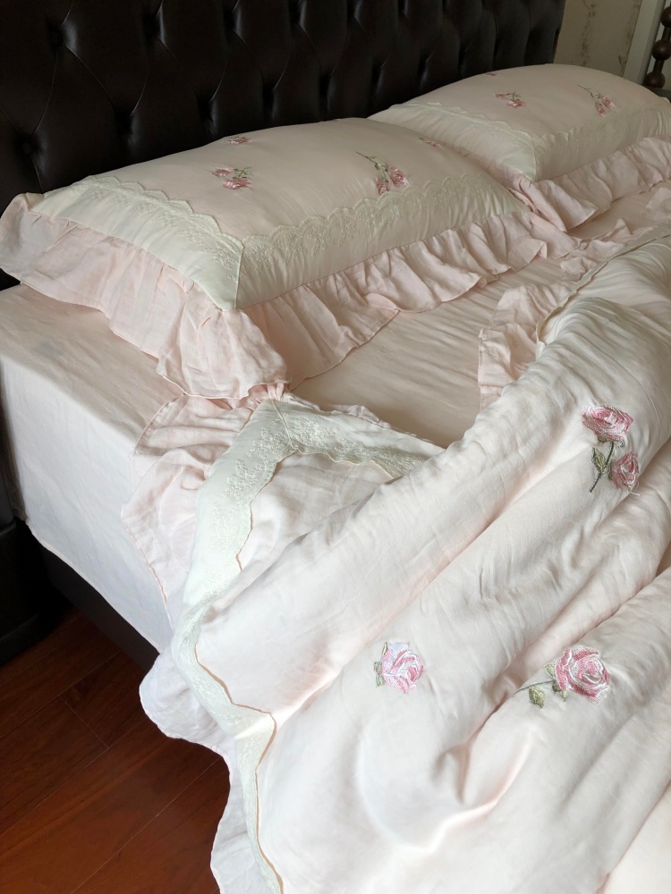Mary Bedding Set