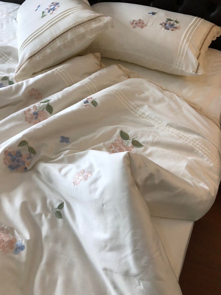 Ruby Bedding Set - Image 2