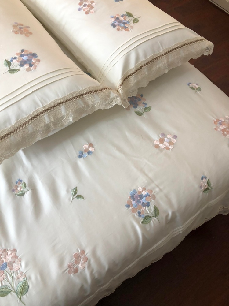 Ruby Bedding Set - Image 3