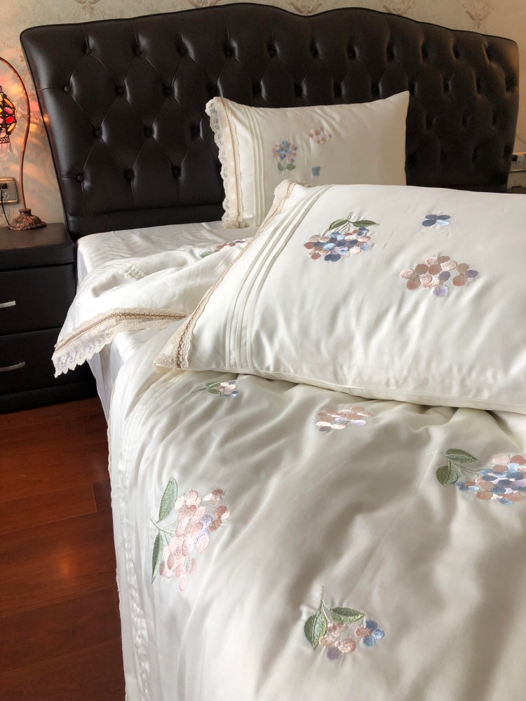 Ruby Bedding Set - Image 4